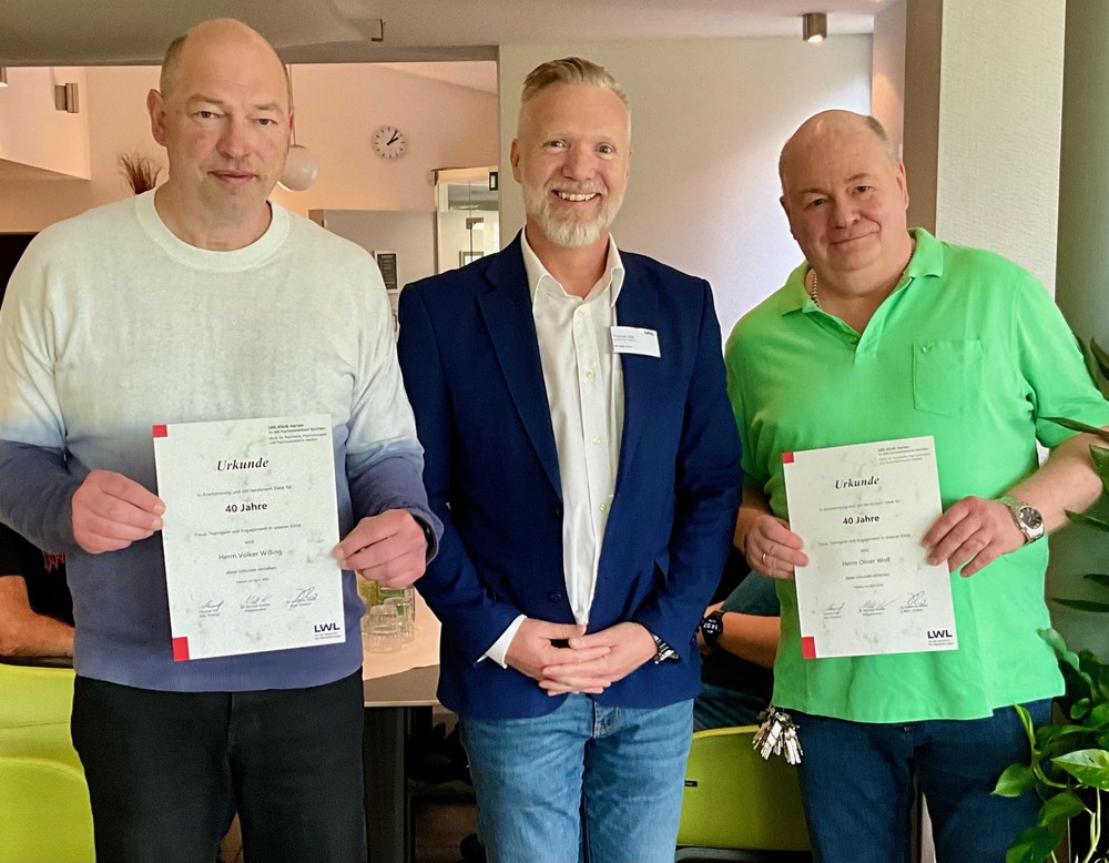 Urkunden für 40 Jahre LWL-Klinik Herten: Kaufmännischer Direktor Thomas Job (Mitte) gratulierte Volker Wißing und Oliver Wolf (rechts).